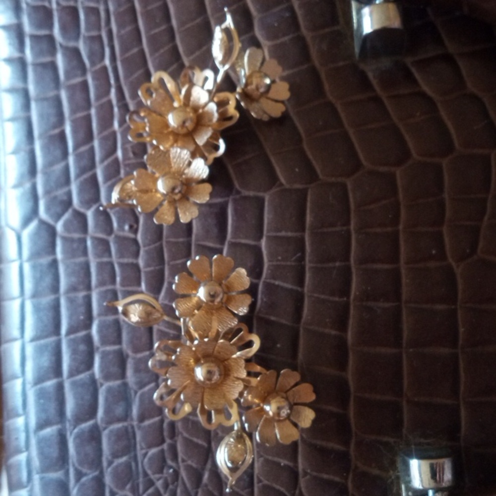 Vintage Coro signed 3 gold flowers clip-on earrings